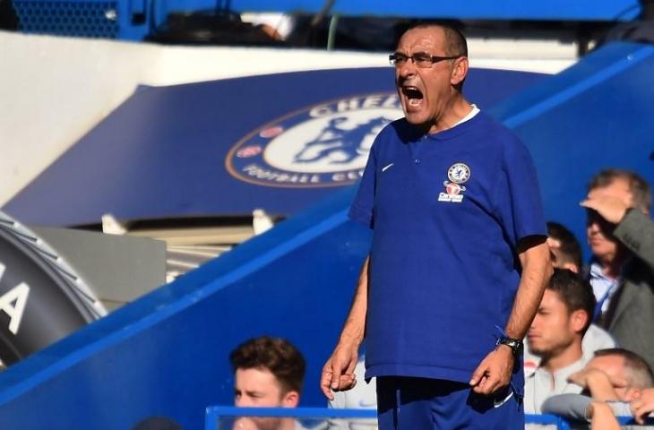 Pelatih Chelsea, Maurizo Sarri memberikan instruksi kepada para pemainnya saat berhadapan dengan Manchester United pada 20 Oktober 2018 (Glyn Kirk/AFP)