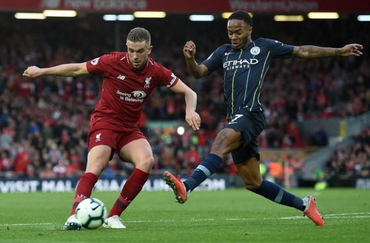 Raheem Sterling mencoba memblok tendangan dari Jordan Henderson ketika berhadapan di Liga Primer pada 7 Oktober 2018 (Paul Ellis/AFP)
