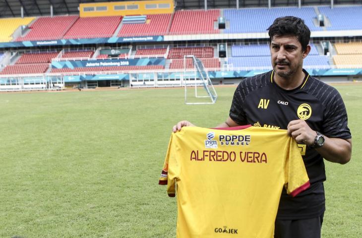 Pelatih Sriwijaya FC, Angel Alfredo Vera saat pertama kali dikenalkan di Stadion Gelora Sriwijaya, Jakabaring, Palembang (ANTARA FOTO)