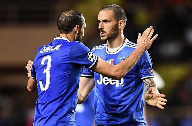 Giorgio Chiellini dan Leonardo Bonucci saat melawan Monaco di semifinal Liga Champions pada 3 Mei 2017 (Franck Fife/AFP)