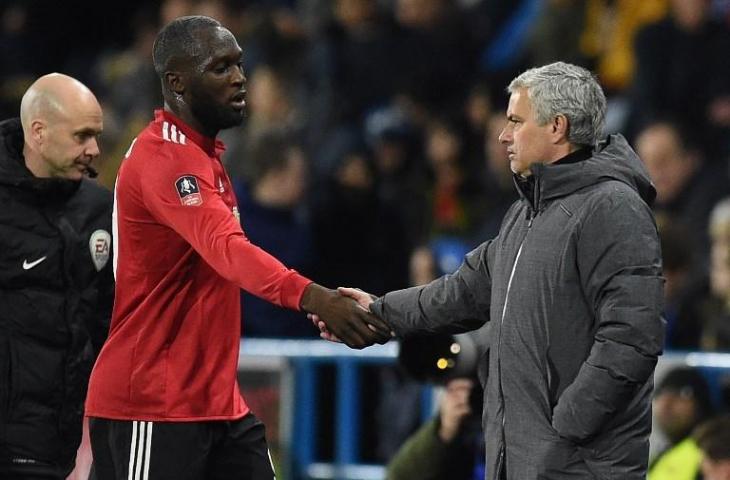 Romelu Lukaku (kiri) dan Jose Mourinho (kanan) berkabat tangan saat melawan Huddersfield Town pada 17 Februari 2018 (Oli Scarff/AFP)