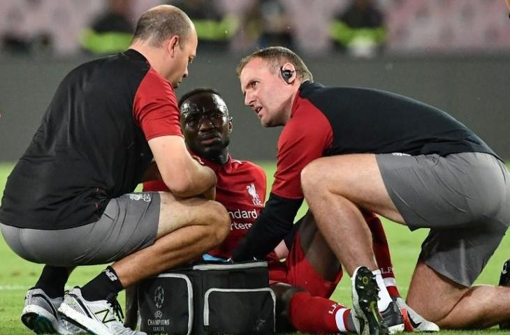 Pemain Liverpool, Naby Keita mendapat perawtan medis saat mengalami cedera pada laga Grup C Liga Champions melawan Napoli (Alberto Pizzoli/AFP)