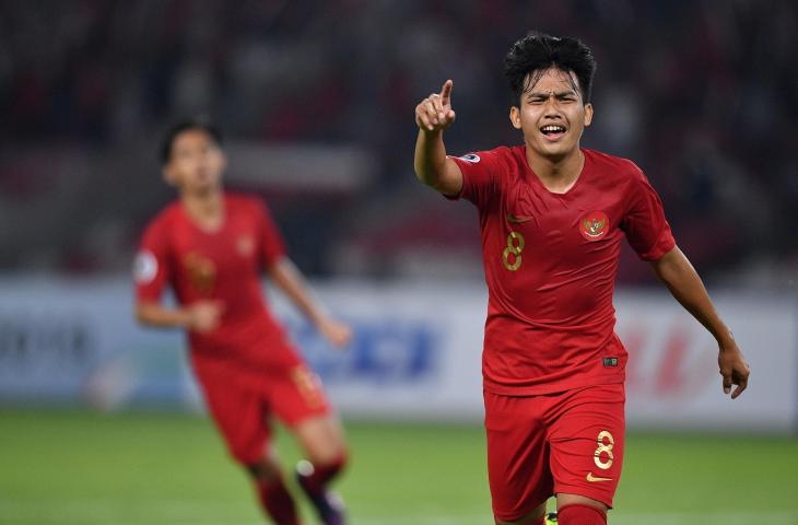 Pemain Timnas Indonesia U-19 Witan Sulaeman (kanan) melakukan selebrasi usai mencetak gol ke gawang Timnas Uni Emirat Arab dalam penyisihan Grup A Piala Asia U-19 di Stadion Utama Gelora Bung Karno, Jakarta, Rabu (24/10/2018). (ANTARA FOTO/Sigid Kurniawan)