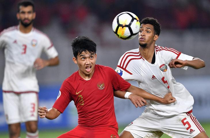 Pemain Timnas Indonesia U-19 Witan Sulaeman (tengah) menanti bola dibayangi pemain Timnas Uni Emirat Arab Ahmad Abdulla Suroor (kanan) dalam penyisihan Grup A Piala Asia U-19 di Stadion Utama Gelora Bung Karno, Jakarta, Rabu (24/10/2018). Indonesia berhasil melaju ke perempat final setelah menjadi "runner up" dengan menaklukkan Uni Emirat Arab 1-0. (ANTARA FOTO/Sigid Kurniawan)