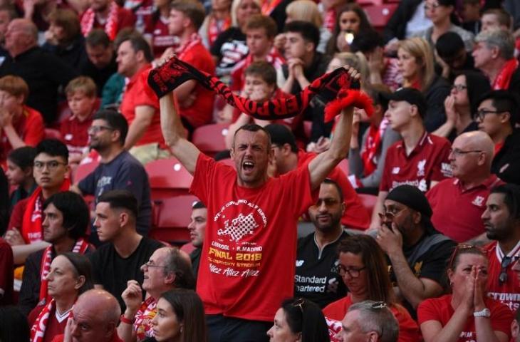 Salah seorang suporter Liverpool atau dikenal dengan The Kop saat menyaksikkan laga final Liga Champions antara Real Madrid vs Liverpool, (26/5/2018). [OLI SCARFF / AFP[