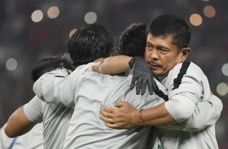 Pelatih Timnas Indonesia U-19, Indra Sjafri merayakan lolos ke perempat final Piala Asia U-19 setelah mengalahkan Uni Emirat Arab U-19 di Stadion Utama Gelora Bung Karno (SUGBK), Senayan, Jakarta, Rabu (24/10/2018) (AFC)