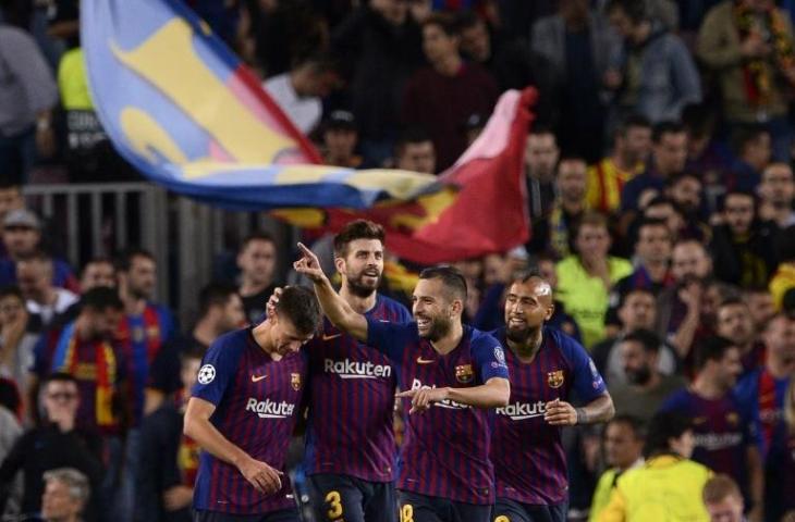 Para pemain Barcelona merayakan gol Jordi Alba ke gawang Inter Milan pada 24 Oktober 2018 (Josep Lago/AFP)