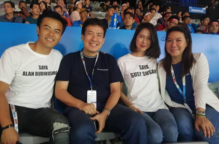 Laura Basuki dan Dion Dwiyoko bersama pasangan Susi Susanti dan Alan Budikusuma. (@susysusantiofficial/Instagram)