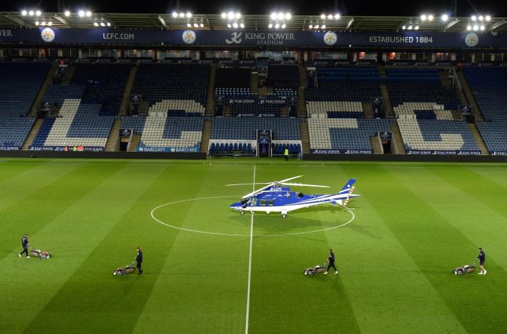 Helikopter milik presiden Leicester, Vichai Srivaddhanaprabha sebelum lepas landas dan terjatuh di Stadion King Power, Sabtu (27/10/2018) (AFP)