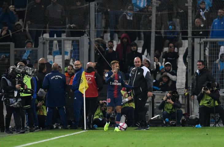 Pemain Paris Saint Germain, Neymar Jr dilempar botol plastik saat akan mengambil tendangan sepak pojok melawan Marseille di Stadion Velodrome (AFP)