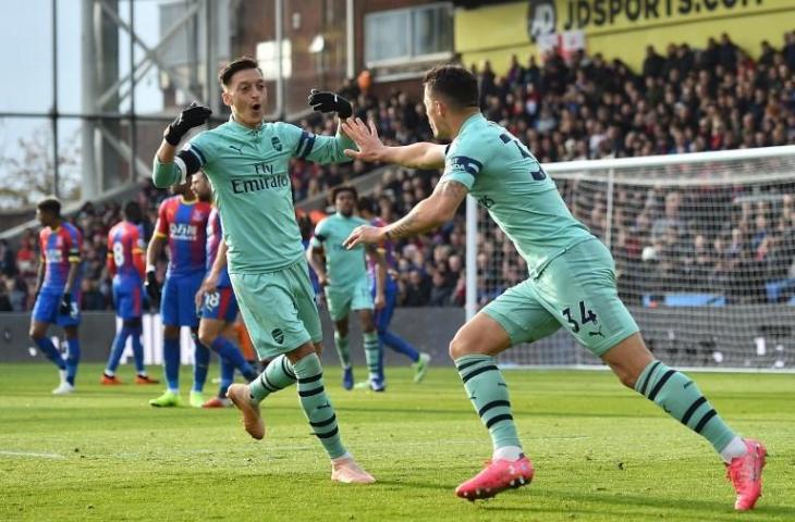 Mesut Ozil merayakan gol Granit Xhaka ke gawang Crystal Palace pada 28 Oktober 2018 (Glyn Kirk/AFP)