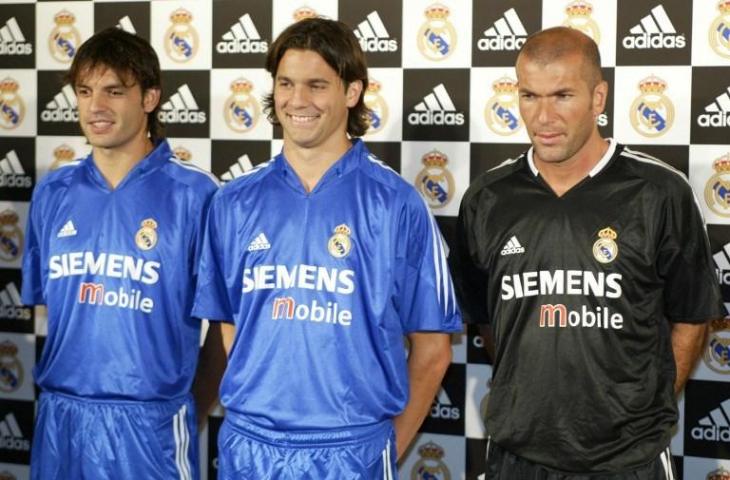 Fernando Morientes (kiri), Santiago Solari (tengah) and Zinedine Zidane (kanan)  saat memperkenalkan jersey baru Real Madrid pada 28 Juli 2004 (Toru Yamanaka/AFP)