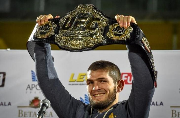 Juara ringan UFC, Khabib Nurmagomedov mengangkat sabuk juara pada tiba di Makhachkala pada 8 Oktober 2018. (Vasily Maximov/AFP)