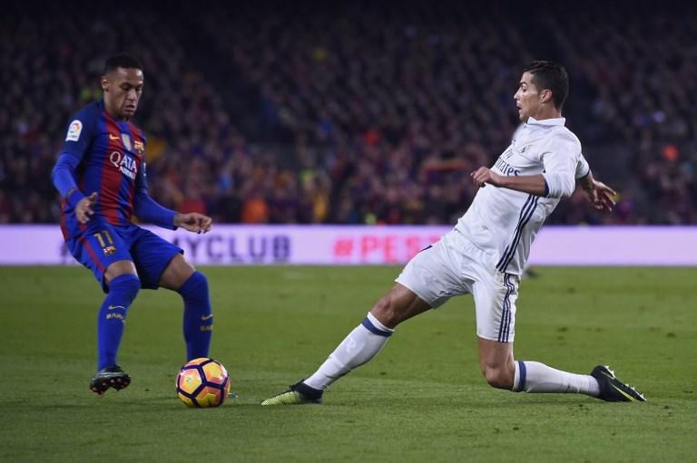 Neymar saat berhadapan dengan Cristiano Ronaldo di Camp Nou pada 3 Desember 2016 (Josep Lago/AFP)