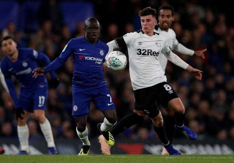 Gelandang Derby Country, Mason Mount (kanan) terlibat perebutan dengan gelandang Chelsea, N' Kante pada 31 Oktober 2018 (Adrian Dennis/AFP)