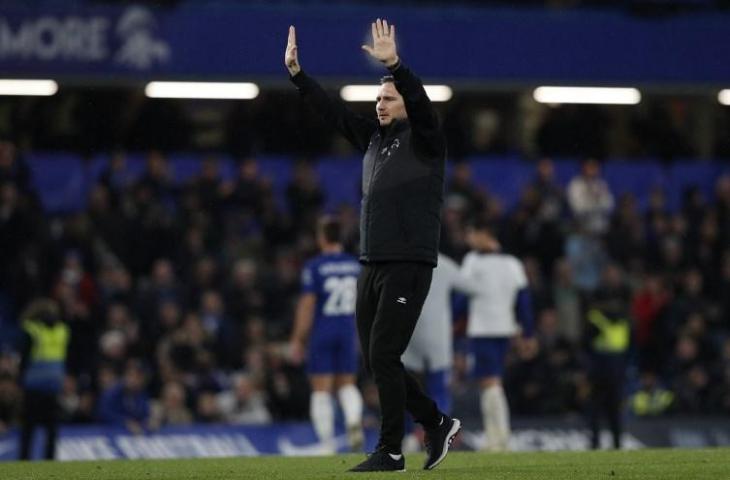 Pelatih Derby Country, Frank Lampard melambaikan tangan kepada pendukung saat laga melawan Chelsea di Stamford Bridge pada 31 Oktober 2018. (Adrian Dennis/AFP)