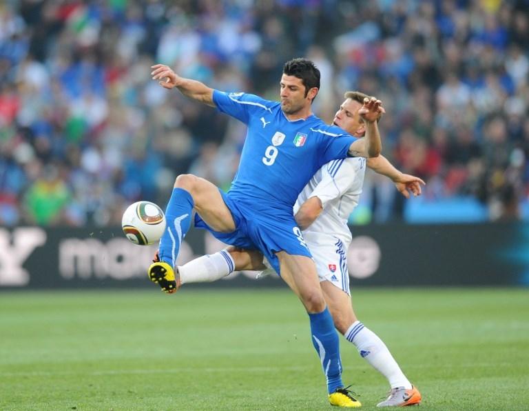 Aksi Vincenzo Iaquinta saat membela Italia di babak pennyisihan grup di Piala Dunia 2010 pada 24 Juni 2010 (Francois-Xavier Marit/AFP)