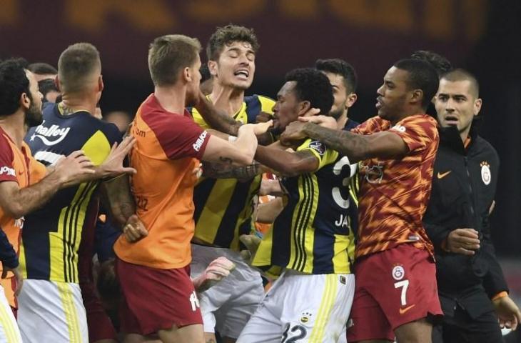 Pemain Galatasaray dan Fenerbahce ricuh pada laga pekan ke-11 Liga Super Turki (Ozan Kose/AFP)