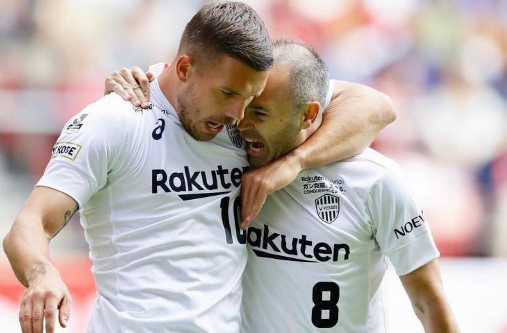 Penyerang Vissel Kobe Lukas Podolski cetak gol spektakuler dengan tendangan karate menerima umpan cantik dari Andres Iniesta pada laga lanjutan J1 League, Sabtu (3/11/2018). [@poldi_official/Instagram]