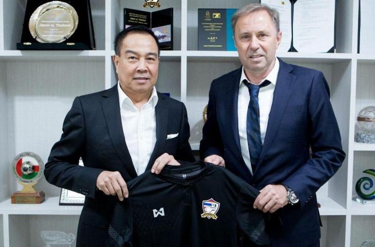 Pelatih Thailand Milovan Rajevac (kanan). [Dok. espn.com]