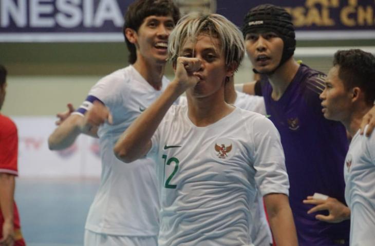 Selebrasi Bambang Bayu Saptaji usai menjebol gawang Myanmar. Timnas futsal Indonesia menghadapi laga perdana babak penyisihan menghadapi Myanmar di ajang AFF Futsal 2018 yang digelar di GOR UNY, Senin (5/11/2018). [Stephanus Aranditio/mxkd.sbs]