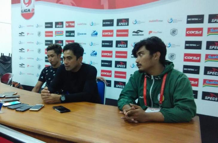 Pelatih PSS Sleman Seto Nurdiantoro (tengah) saat memberikan konferensi pers usai laga PSS Sleman kontra Madura FC di Stadion Internasional Maguwoharjo, Sleman, Selasa (6/11/2018). [Andiarsa Nata/mxkd.sbs]