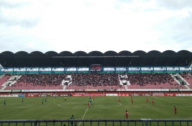 Suasana laga PSS Sleman vs Madura FC. [Andiarsa Nata/mxkd.sbs]