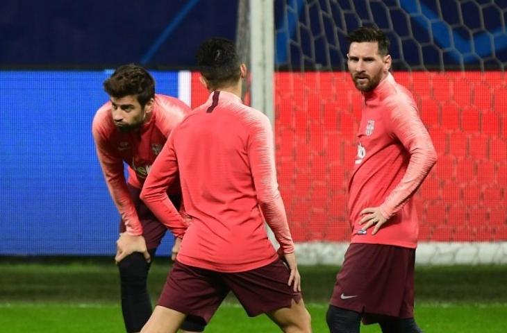 Gerard Pique dan Lionel Messi saat menjalani sesi latihan di San Siro pada 5 November 2018 (Miguel Medina/AFP)