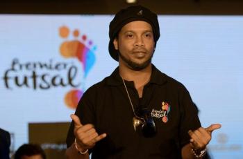 Bikin Salfok, Ada Sosok Terduga saat Pengumuman Kedatangan Ronaldinho ke Indonesia