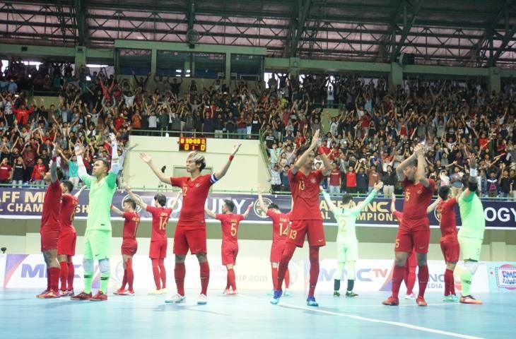 Pemain Timnas Futsal Indonesia melakukan Viking Clap usai kalahkan Kamboja di GOR UNY, Yogyakarta (Stephanus Aranditio/mxkd.sbs)