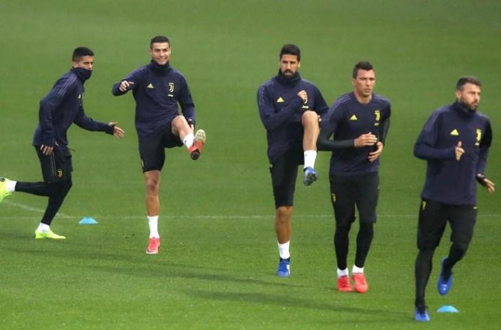 Para pemain Juventus menjalani sesi latihan sebelum laga melawan Mancheser United pada 6 November (Isabella Bonotto/AFP)