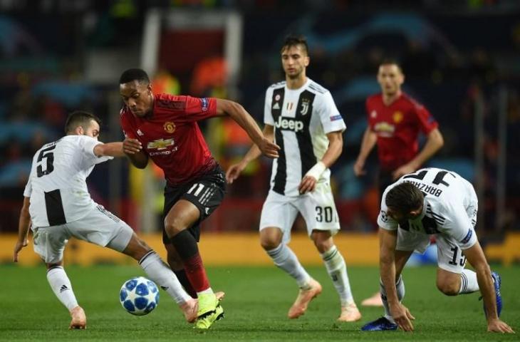 Anthony Martial mencoba melewati bek Juventus pada pertemuannya di Liga Champions (23/10/2018) [Oli Scarff/AFP]