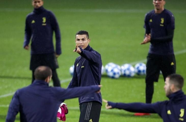 Cristiano Ronaldo saat menjalani sesi latihan jelang pertemuan dengan Manchester United di Liga Champions pada 6 November 2018 (Isabella Bonotto/AFP)