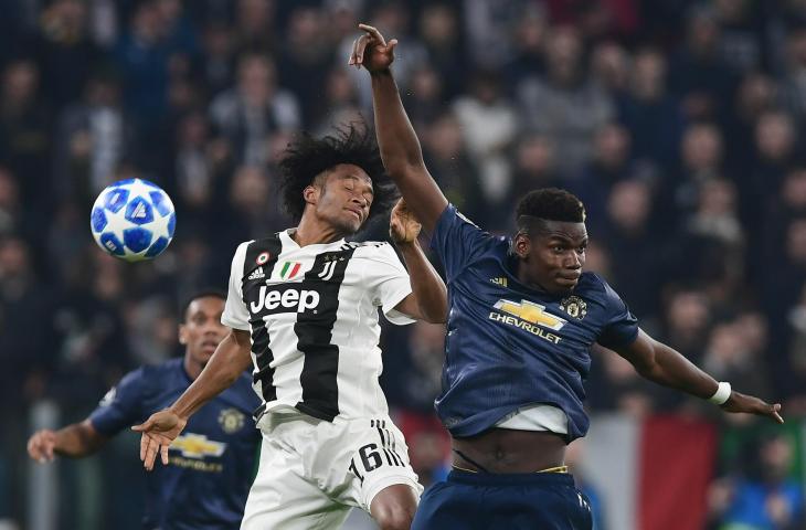 Duel Udara Pemain Manchester United, Paul Pogba dan Pemain Juventus, Juan Cuadrado (AFP)