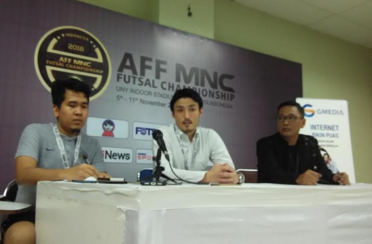 Pelatih Timnas Indonesia, Kensuke Takahashi saat konferensi pers usai pertandingan melawan Thailand (Andiarsa Nata/mxkd.sbs)