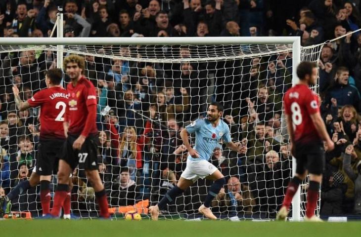 Penyerang Manchester City asal Jerman, Ilkay Gundogan merayakan golnya ke gawang Manchester United, Minggu (11/11/2018). [OLI SCARFF / AFP]