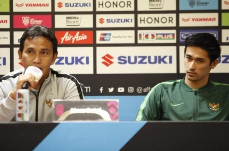 Pelatih Timnas Indonesia, Bima Sakti (kiri) bersama pemain sayap, Gavin Kwan Adsit saat melakoni sesi jumpa pers jelang laga kedua Piala AFF 2018 antara Timnas Indonesia kontra Timor Leste di Stadion Utama Gelora Bung Karno, Selasa (13/11/2018). [Suara.com / Adie P]