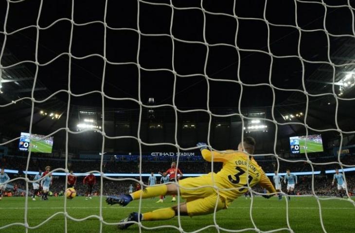 Anthony Martial saat mencetak gol ke gawang Manchester City. (Oli Scarff/AFP).