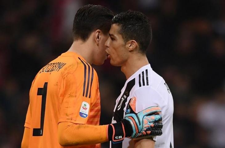 Wojciech Szczesny dapai bisikan dari Ronaldo. (Marco Bertorello/AFP).