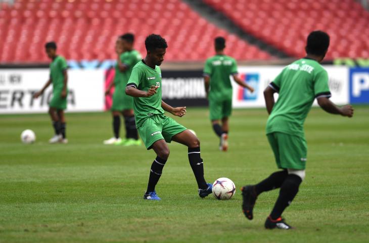 Pemain Timnas Timor Leste berlatih menjelang laga lanjutan Piala AFF 2018 di Stadion Utama Gelora Bung Karno, Jakarta, Senin (12/11/2018). (ANTARA FOTO/Akbar Nugroho Gumay)