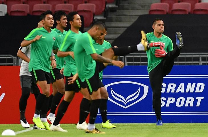 Kiper timnas Indonesia Andritany Ardhiyasa (kanan) dan sejumlah pemain berlatih di Stadion Nasional, Singapura, Kamis (8/11/2018). Timnas Indonesia akan menjalani laga perdana penyisihan grub B Piala AFF 2018 melawan timnas Singapura di Stadion Nasional, Singapura pada Jumat 9 November 2018. (ANTARA FOTO/Sigid Kurniawan)