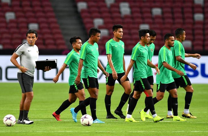 Pelatih timnas Indonesia Bima Sakti (kiri) memimpin jalannya latihan timnas Indonesia di Stadion Nasional, Singapura, Kamis (8/11/2018). Timnas Indonesia akan menjalani laga perdana penyisihan grub B Piala AFF 2018 melawan timnas Singapura di Stadion Nasional, Singapura pada Jumat 9 November 2018. (ANTARA FOTO/Sigid Kurniawan)