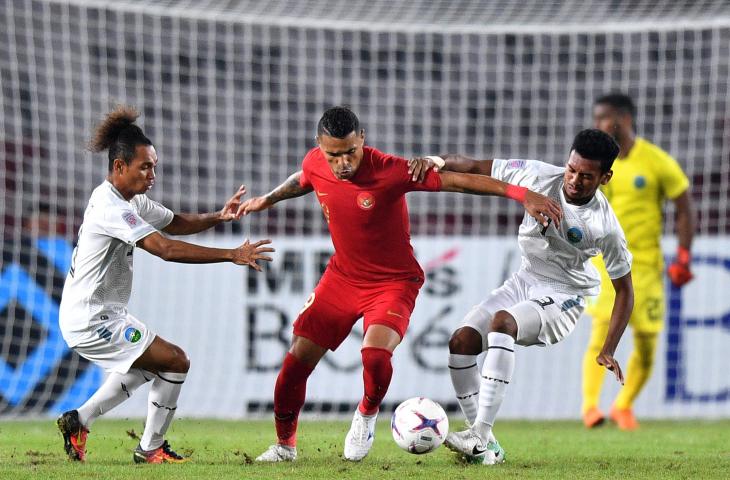 Pemain timnas Indonesia Alberto Goncalves (tengah) menggiring bola dibayangi dua pemain timnas Timor Leste Feliciano Pinheiro Goncalves (kiri) dan Gumario Augusto Fernandes dalam penyisihan grup B Piala AFF 2018 di Stadion Utama Gelora Bung Karno, Jakarta, Selasa (13/11/2018). (ANTARA FOTO/Sigid Kurniawan)