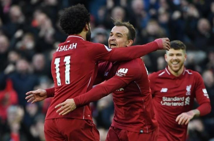 Xherdan Shakiri merayakan golnya ke gawang Cardiff City bersama Mohamed Salah pada 27 Oktober 2018 (Paul Ellis/AFP)