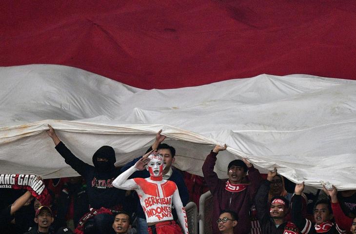 Suporter memberikan dukungan kepada timnas Indonesia yang melawan timnas Timor Leste dalam penyisihan grub B Piala AFF 2018 di Stadion Utama Gelora Bung Karno, Jakarta, Selasa (13/11/2018). (ANTARA FOTO/Sigid Kurniawan)