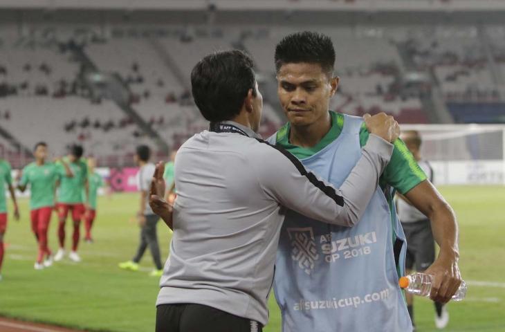 Pelatih Timnas Indonesia, Bima Sakti memeluk Fachrudin Aryanto usai melakukan pemasan sebelum melawan Timor Leste di Piala AFF 2018 (AFF)