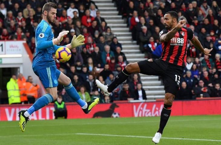 Aksi David de Gea menghentikan tendangan dari pemain Bournemouth pada 3 November 2018 (Ben Stansall/AFP)