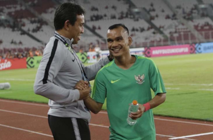 Pelatih Timnas Indonesia, Bima Sakti memeluk Riko Simanjuntak usai melakukan pemasan sebelum melawan Timor Leste di Piala AFF 2018 (AFF)