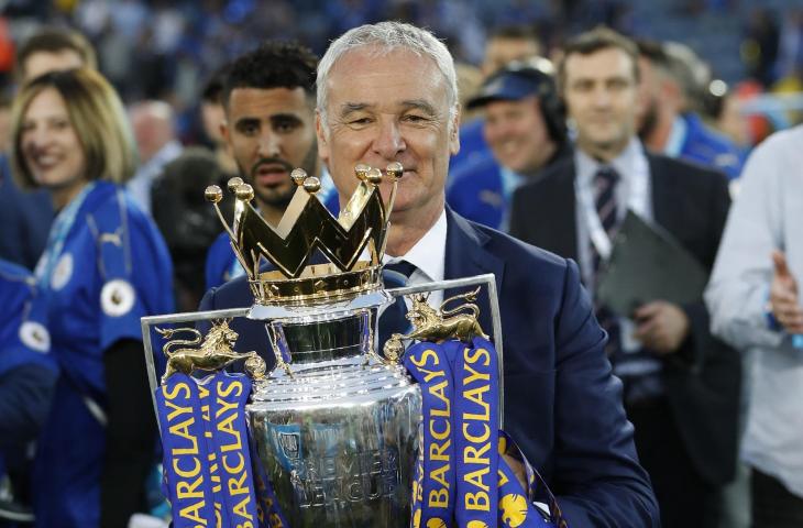 Pelatih Leicester City, Claudio Ranieri mengangkat trofi Liga Primer Inggris pada 2016 (AFP)