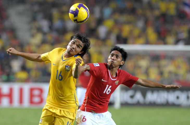 Pemain Timnas Indonesia Syamsul Bachri Chaeruddin (kanan) duel udara dengan pemain Thailand, Arthit Sunthornphit (kiri) pada Piala AFF 2008 di Stadion Rajamangala, Bangkok (20/12/2018) (AFP)